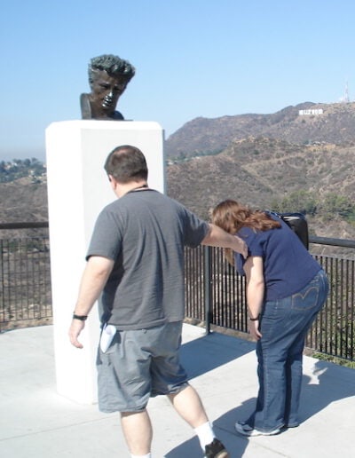 Übergewichtige Personen am James Dean Memorial, Hollywood